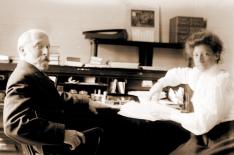 Ernest Babelon et Baldwin Brett, Photographie tirée du magazine de l'American Numismatic Society (ANS), v. 4, n°2, 2005. Ernest Babelon est assis à gauche.