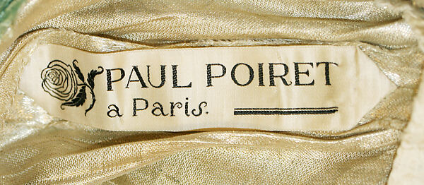 Paul Poiret, marque de fabrique, 1911, sur un modèle conservé au Metropolitan Museum, New York, 1983.8a, b. Paul Poiret, marque de fabrique, 1911, sur un modèle conservé au Metropolitan Museum, New York, 1983.8a, b.