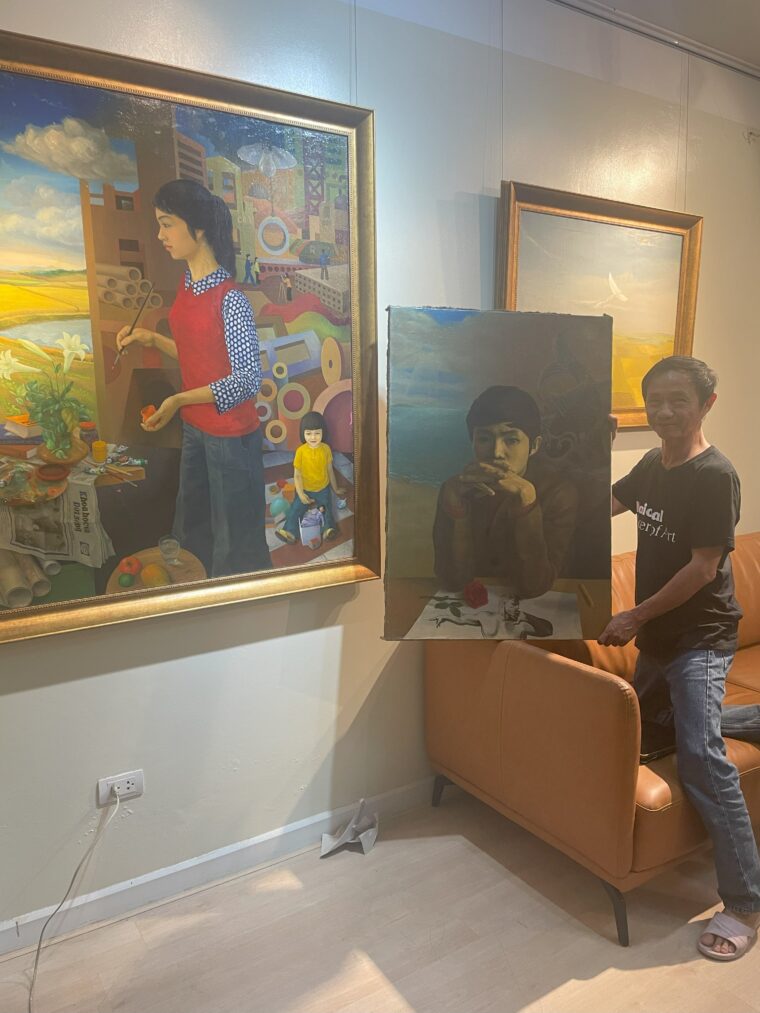 Le peintre Lê Huy Tiếp devant une de ses œuvres, à Hanoi