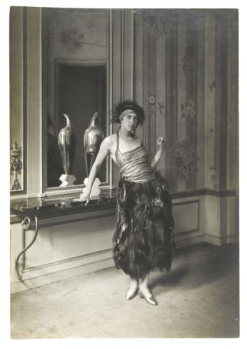 Delphi, Denise Poiret, tirage photographique, 1919. Collections du Palais Galliera, GALK 3978. Delphi, Denise Poiret, tirage photographique, 1919. Collections du Palais Galliera, GALK 3978.