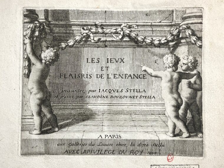 Gravure en noir et blanc au format paysage, intitulée "Les Jeux et Plaisirs de l’Enfance" par Jacques Stella, publiée à Paris en 1657. L’image montre trois enfants encadrant une plaque décorative surmontée d'une guirlande, avec l’indication "Avec Privilege du Roy".