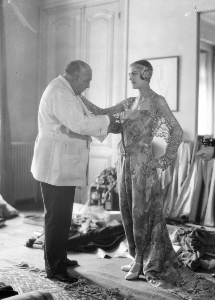 Thérèse Bonney, Paul Poiret photographié avec le mannequin Renée dans les salons de sa maison de couture, 1927, photographie positive par l'ARCP d'après le négatif. © The Bancroft Library, University of California, Berkeley / Thérèse Bonney / BHVP, cote : NN-006-02706. Thérèse Bonney, Paul Poiret photographié avec le mannequin Renée dans les salons de sa maison de couture, 1927, photographie positive par l'ARCP d'après le négatif. © The Bancroft Library, University of California, Berkeley / Thérèse Bonney / BHVP, cote : NN-006-02706.