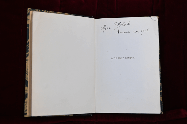 La page de garde du livre restitué comprend l'ex-libris manuscrit de Marc Bloch daté de novembre 1913