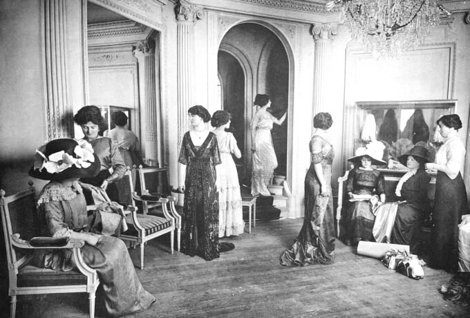 Une histoire du défilé de mode : origines et mise en scène (Le 27/05/2026 de 18:00:00 à 20:00:00)