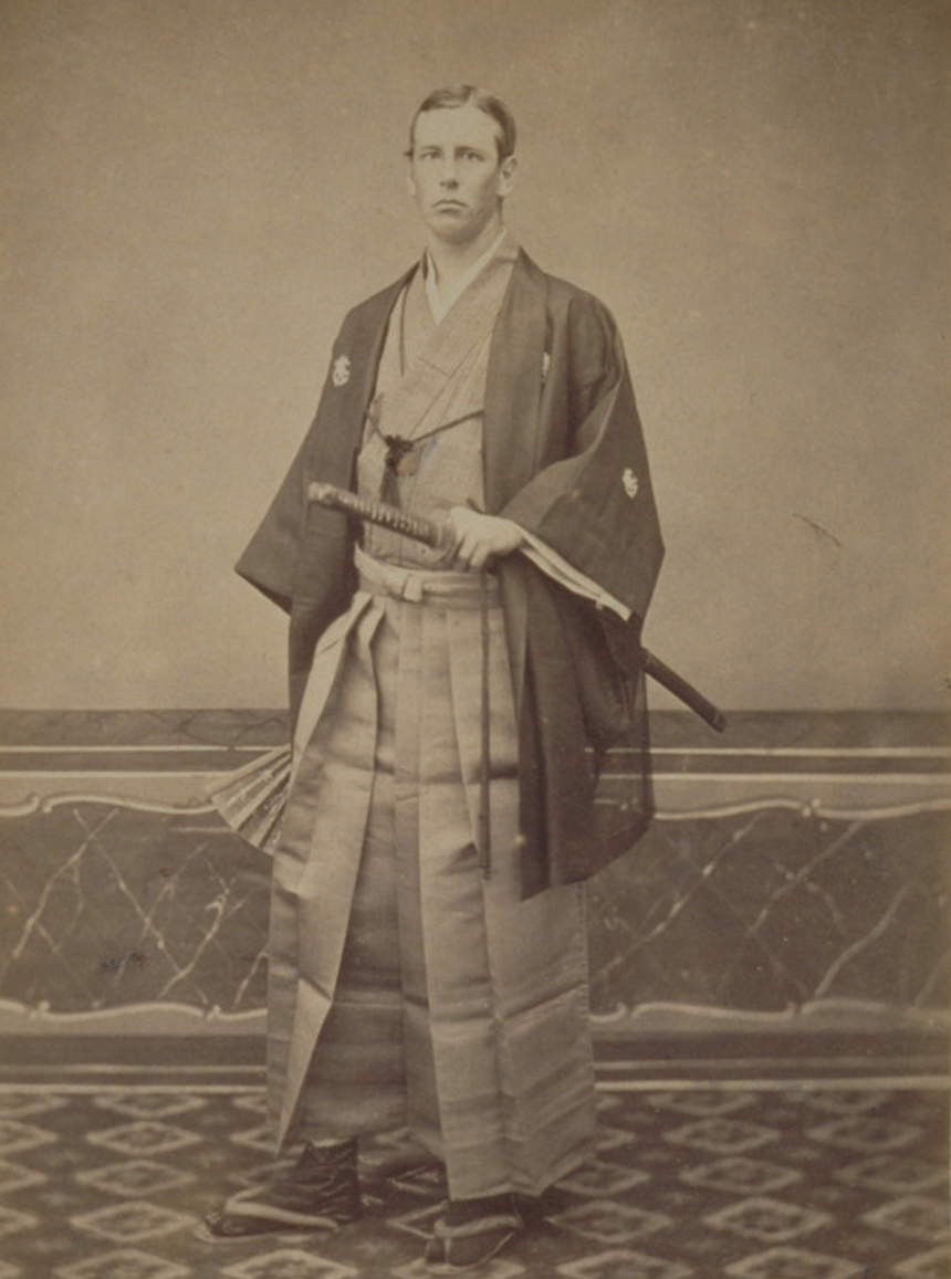 Baron Raimund von Stillfried, Charles Appleton Longfellow portrait, tirage à l'albumine, 22,86x17,78 cm, circa 1872, Subcollection II. Photographic Materials, Photographs Not in Albums, Related to East Asia in the Charles Appleton Longfellow (1844–1893) Papers, 1842–1996, (LONG 27888), Cambridge (Massachusetts), Longfellow House–Washington’s Headquarters National Historic Site. inv. 1008.2/2.1-#115