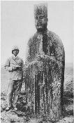 Anonyme, Édouard Chavannes à côté d'une statue d'officier civil, 22 juillet 1907, 1907, Paris, musée Guimet, © RMN / Richard Lambert. Photographie, négatif verre au gélatino-bromure d'argent, 18 x 13 cm.