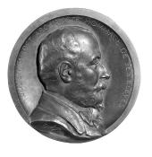 Louis Ernest Barrias, Julien Guadet (1834-1908), architecte : hommage de ses élèves, 1895, Paris, musée d'Orsay, ©Photo musée d'Orsay / RMN. Bronze, sculpture.
