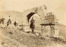 Arc de Trajan dans les environs de Béja (photographie Julien Poinssot, 1882-1883).  Fonds Poinssot, Archives 106, 102, 01.