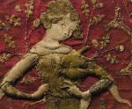 Fragment d'aumônière à scène courtoise. Paris, vers 1340. Lyon, musée des Tissus et des Arts décoratifs, MT 30020 2. Cliché Rose-Marie Ferré