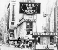 Alfredo Jaar, A Logo for America, 1987, animation numérique, commande du Public Art Fund for Spectator Sign, Times Square, New York, avril 1987
