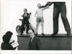 Georges Boudaille devant Back to School, 1984, de John Ahearn, 13e Biennale de Paris, 1985 © Philippe Laplace Fonds Georges Boudaille - INHA-Collection Archives de la critique d'art