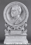 Alfred Thiebault, Léon Vaudoyer, vers 1872, Paris, musée d'Orsay, © photo musée d'Orsay / RMN. Modèle de médaillon uniface en plâtre sur piédouche, 49,8 x 29,7 x 12 cm.